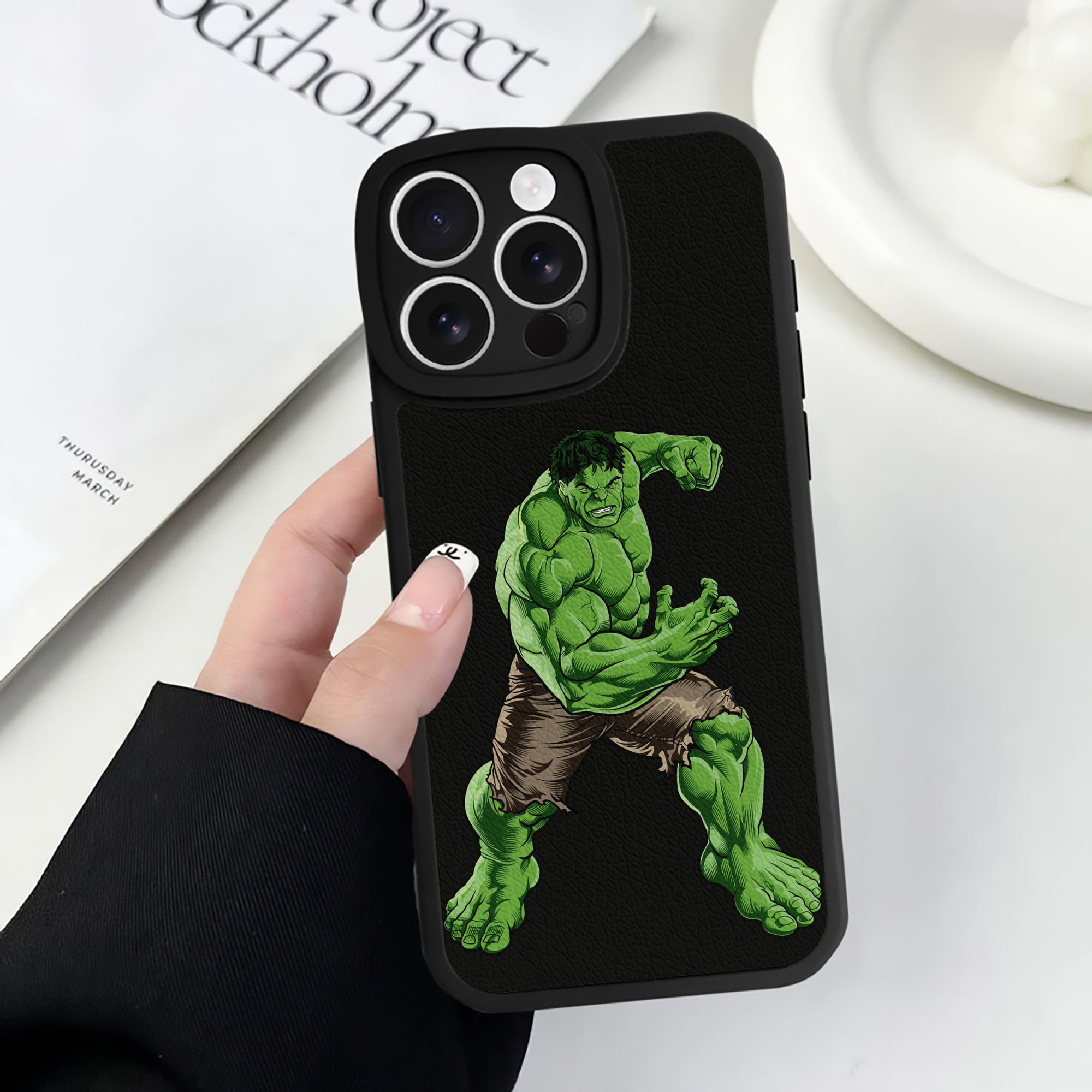 （画像用） アベンジャーズ The Avengers 【iPhone 16シリーズ対応】シリコンスマホケース（レザー調） 材質：シリコン